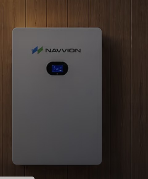 Bateria residencial Navvion instalada em parede de madeira